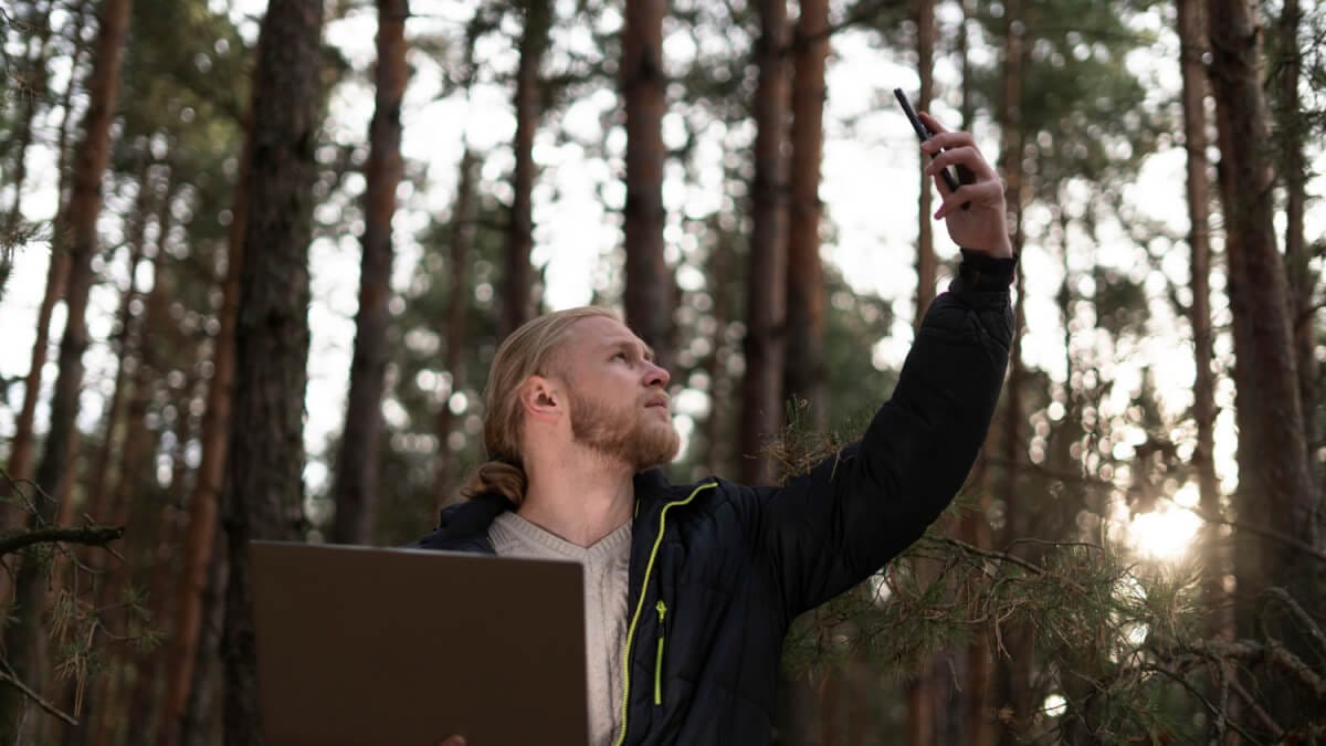 Så får du en pålitlig internetuppkoppling i skogen för att surfa, streama eller spela online casinospel illustration