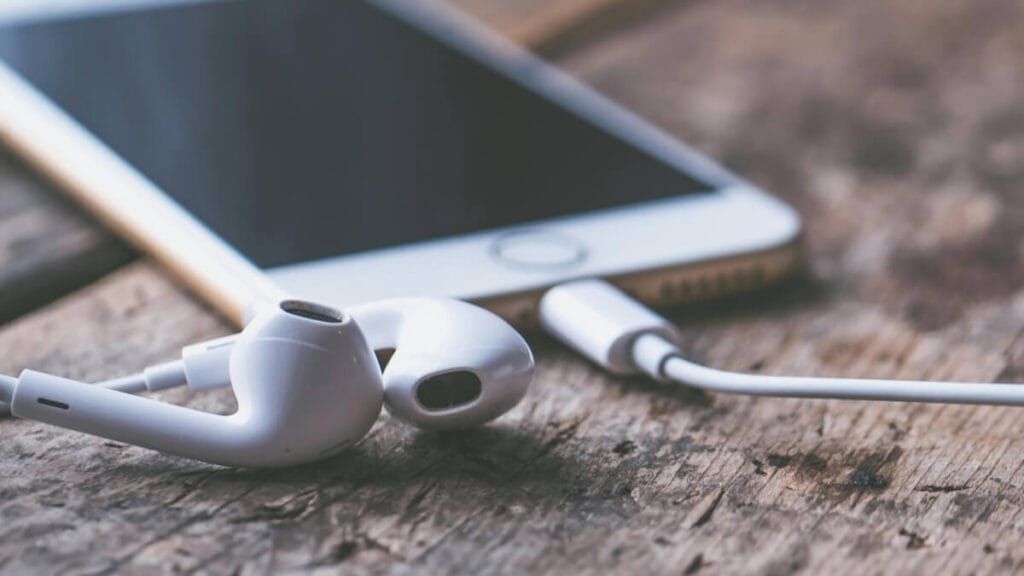 Så hittar du inspirerande podcasts om äventyr och friluftsliv illustration