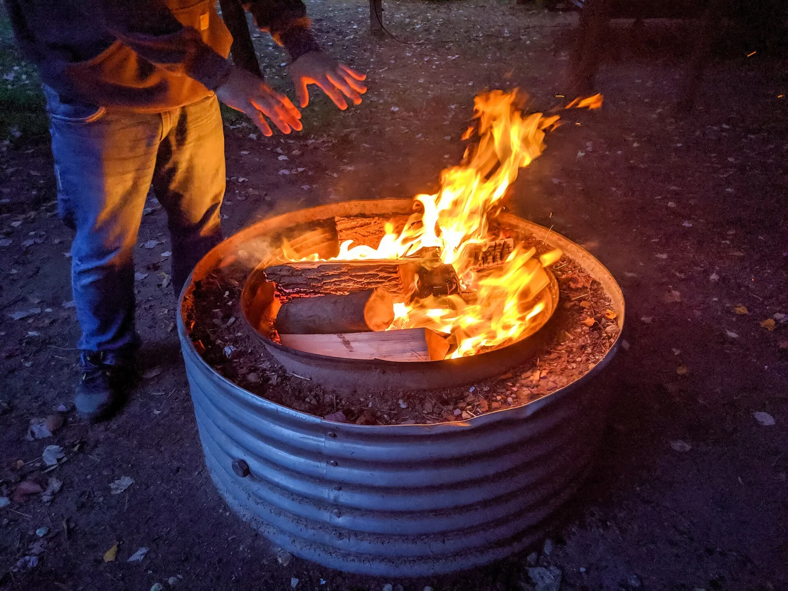 Lägereld i en fast eldring på en campingplats