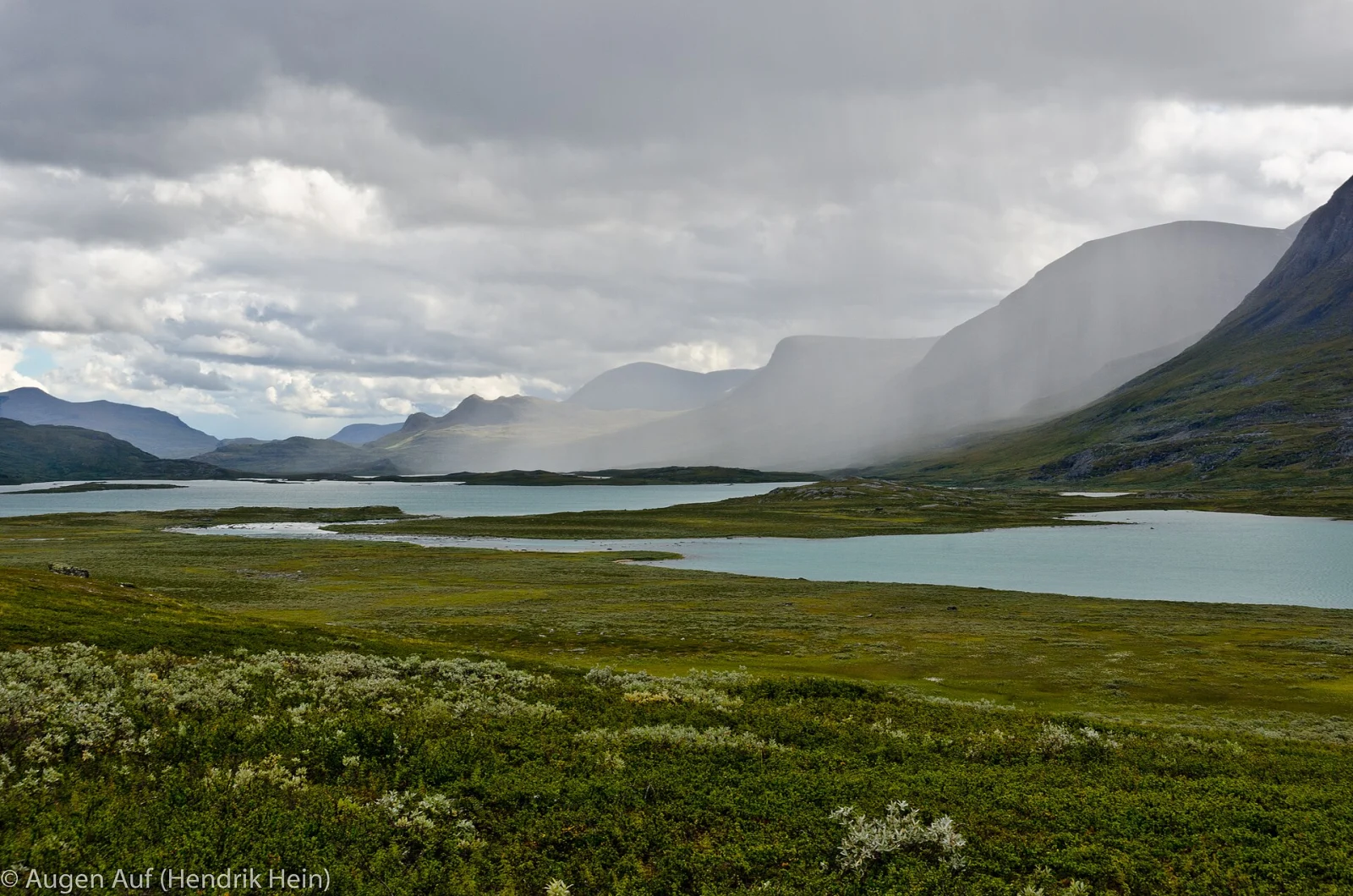 Regnväder över Kungsleden i svenska fjällen