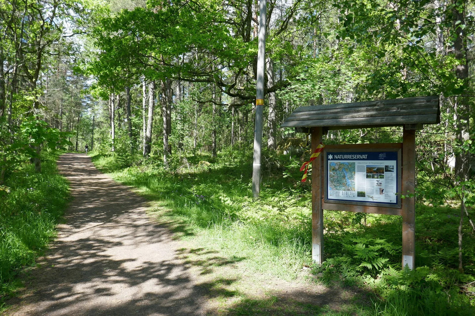 Informationsskylt vid entrén till Rösjöskogens naturreservat