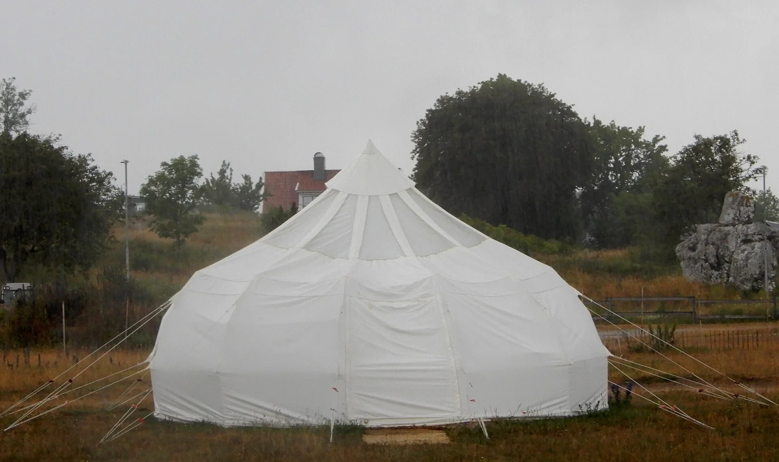 Tält i kraftigt regn på Gotland